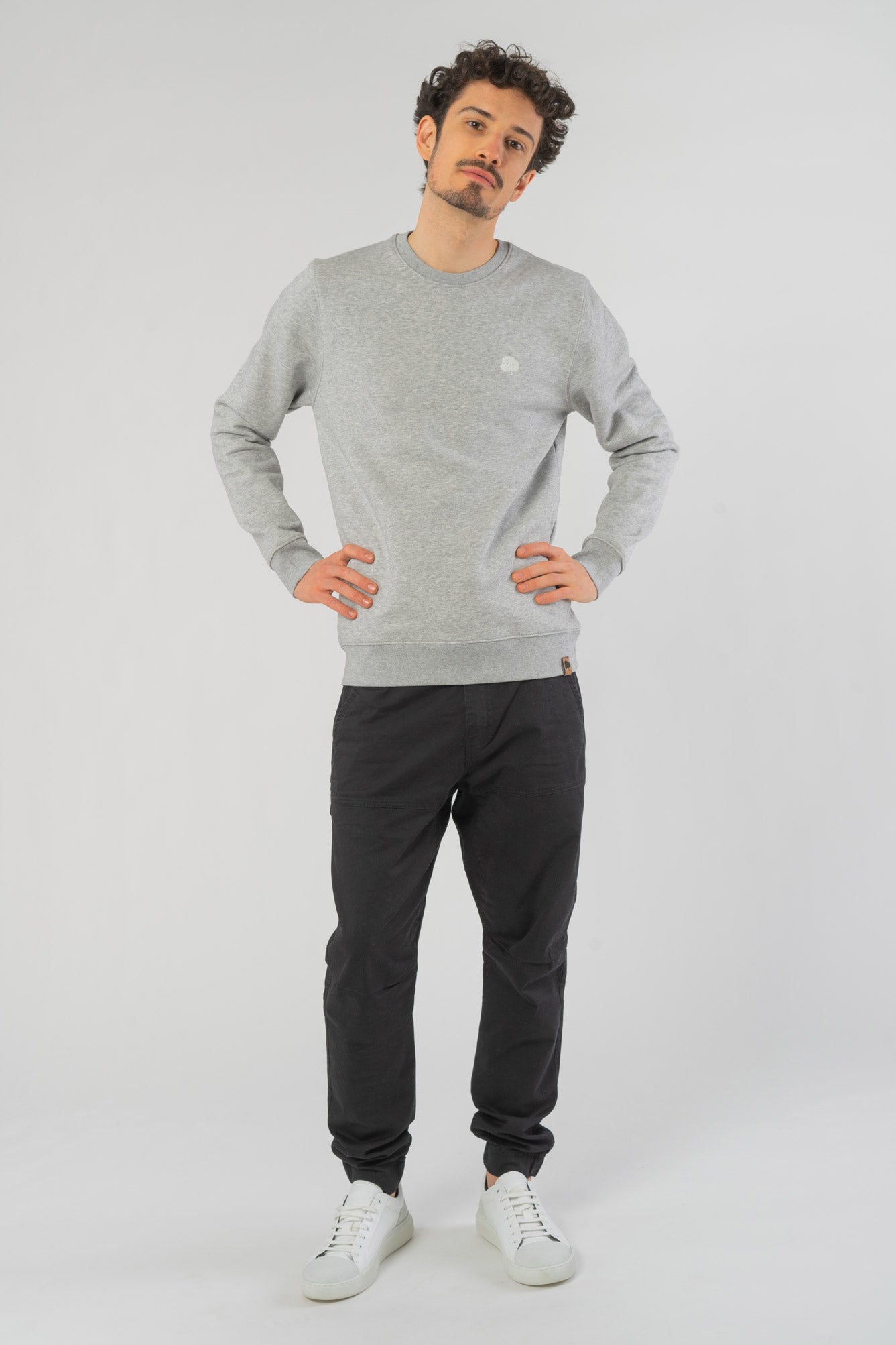 M-STSU823-Maenner-Faires-Sweatshirt-Nachhaltig-Heather-Grey-Vorne