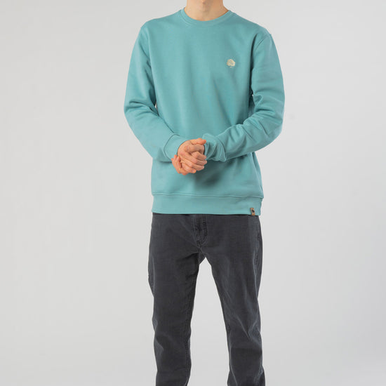 M-STSU823-Standard-Sweatshirt-aus-Bio-Baumwolle-Bio-Faire-Kleidung-Herren-TITULUS-Teal-Monstera-Vorne4