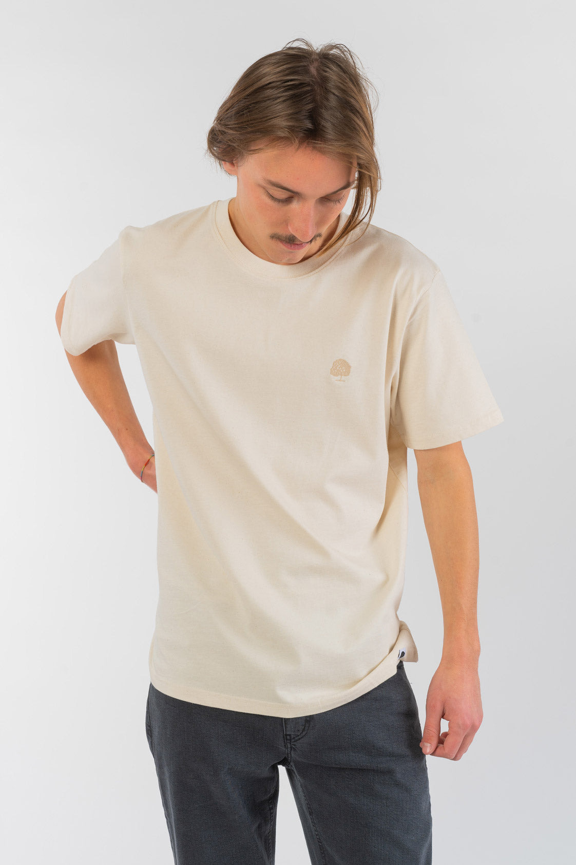 M-STTM559-Heavy-T-Shirt-mit-edler-Stickerei-fuer-aus-Bio-Baumwolle-Natur-Mode-Herren-SAHAN-Natural-Raw-Vorne2
