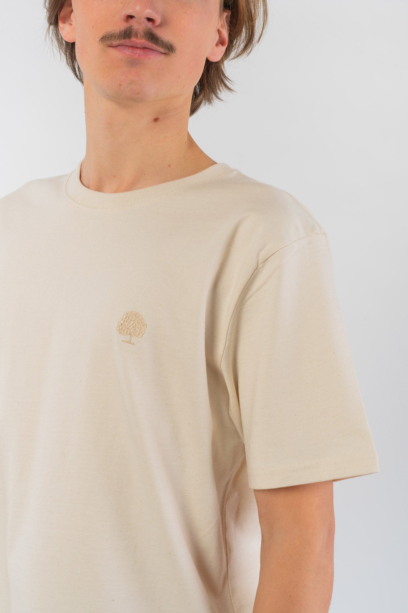 M-STTM559-Heavy-T-Shirt-mit-edler-Stickerei-fuer-aus-Bio-Baumwolle-Natur-Mode-Herren-SAHAN-Natural-Raw-Vorne4