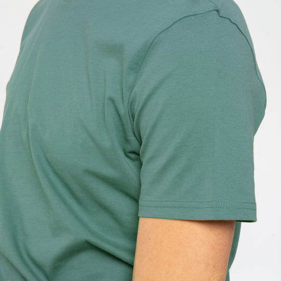 M-STTU169-Basic-T-Shirt-aus-Bio-Baumwolle-Mode-Online-Shop-LAREX-Green-Bay-Detail