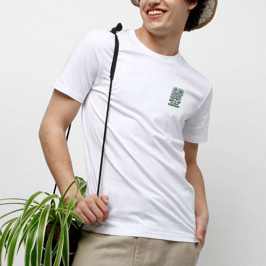 Weißes Herren-T-Shirt mit kleinem Blumen-Logo vorn, am Modell getragen