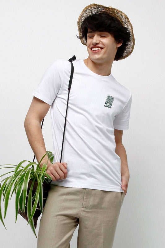 Weißes Herren-T-Shirt mit kleinem Blumen-Logo vorn, am Modell getragen