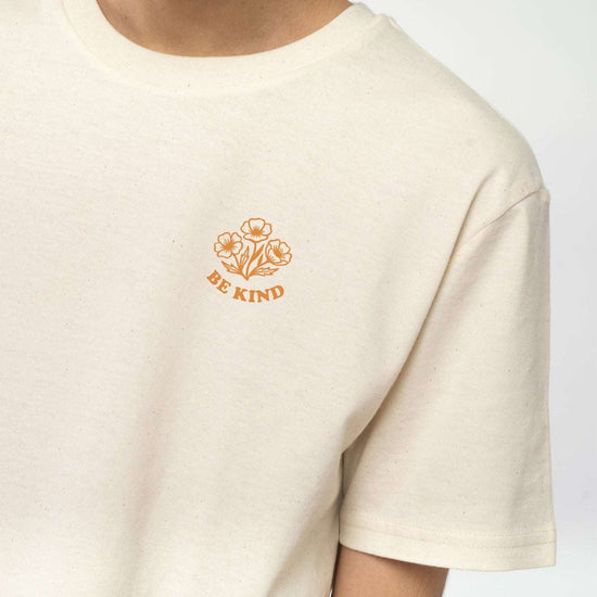 Beiges Herren-T-Shirt mit BE KIND Blumenmotiv auf der Brust