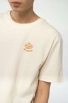 Beiges Herren-T-Shirt mit BE KIND Blumenmotiv auf der Brust