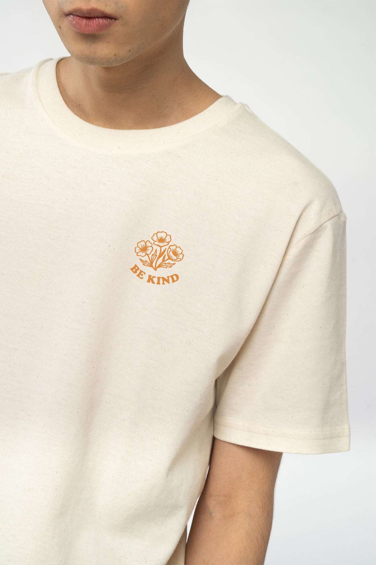 Beiges Herren-T-Shirt mit BE KIND Blumenmotiv auf der Brust