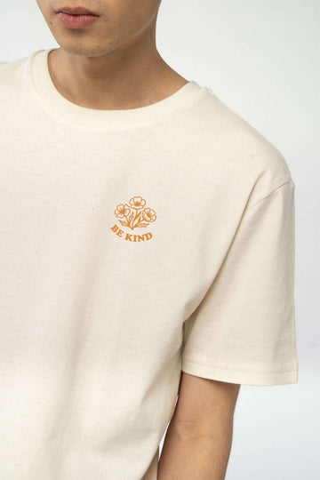Beiges Herren-T-Shirt mit BE KIND Blumenmotiv auf der Brust