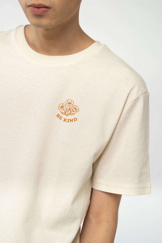 Beiges Herren-T-Shirt mit BE KIND Blumenmotiv auf der Brust