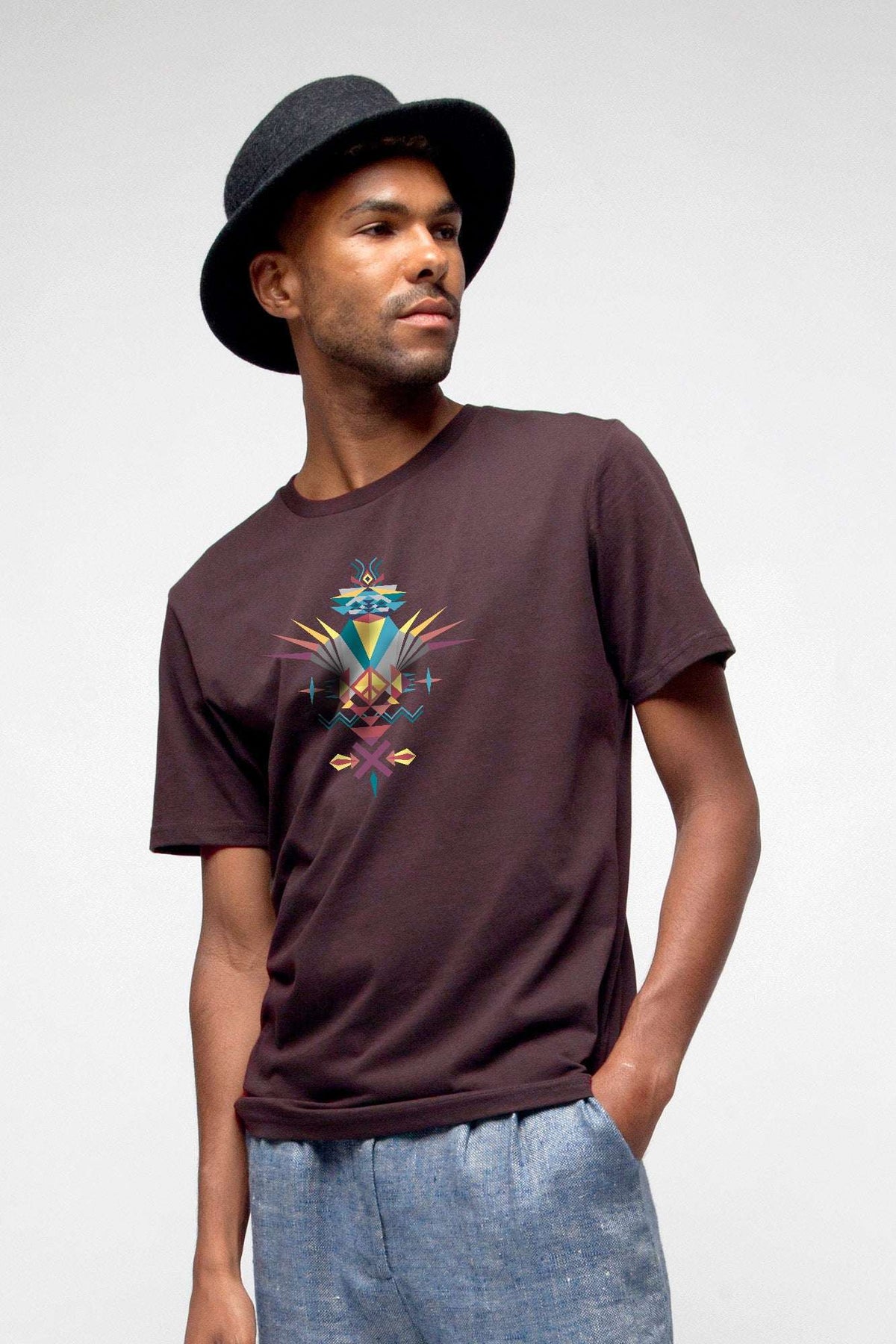 M-STTU169-T-Shirt-aus-Bio-Baumwolle-mit-Druck-Bird-of-Peace-Red-Brown-Model