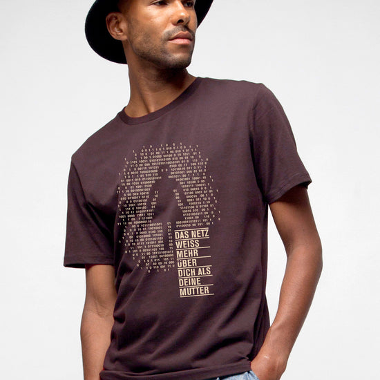 M-STTU169-T-Shirt-aus-Bio-Baumwolle-mit-Druck-Deine-Mutter-Red-Brown-Model