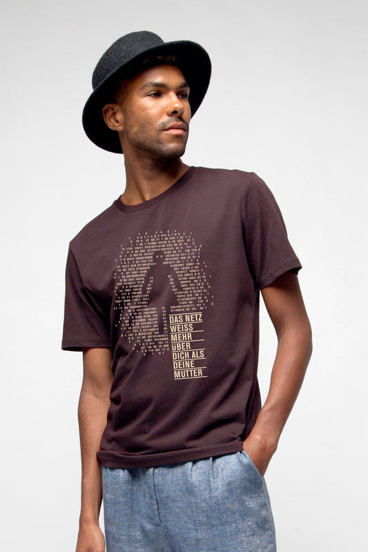 M-STTU169-T-Shirt-aus-Bio-Baumwolle-mit-Druck-Deine-Mutter-Red-Brown-Model
