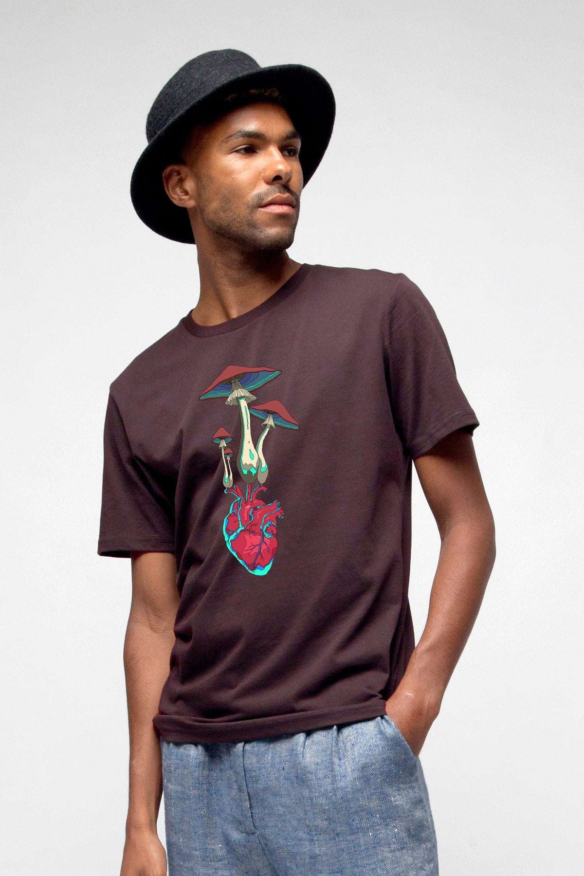 M-STTU169-T-Shirt-aus-Bio-Baumwolle-mit-Druck-Herz-Pilz-Red-Brown-Model