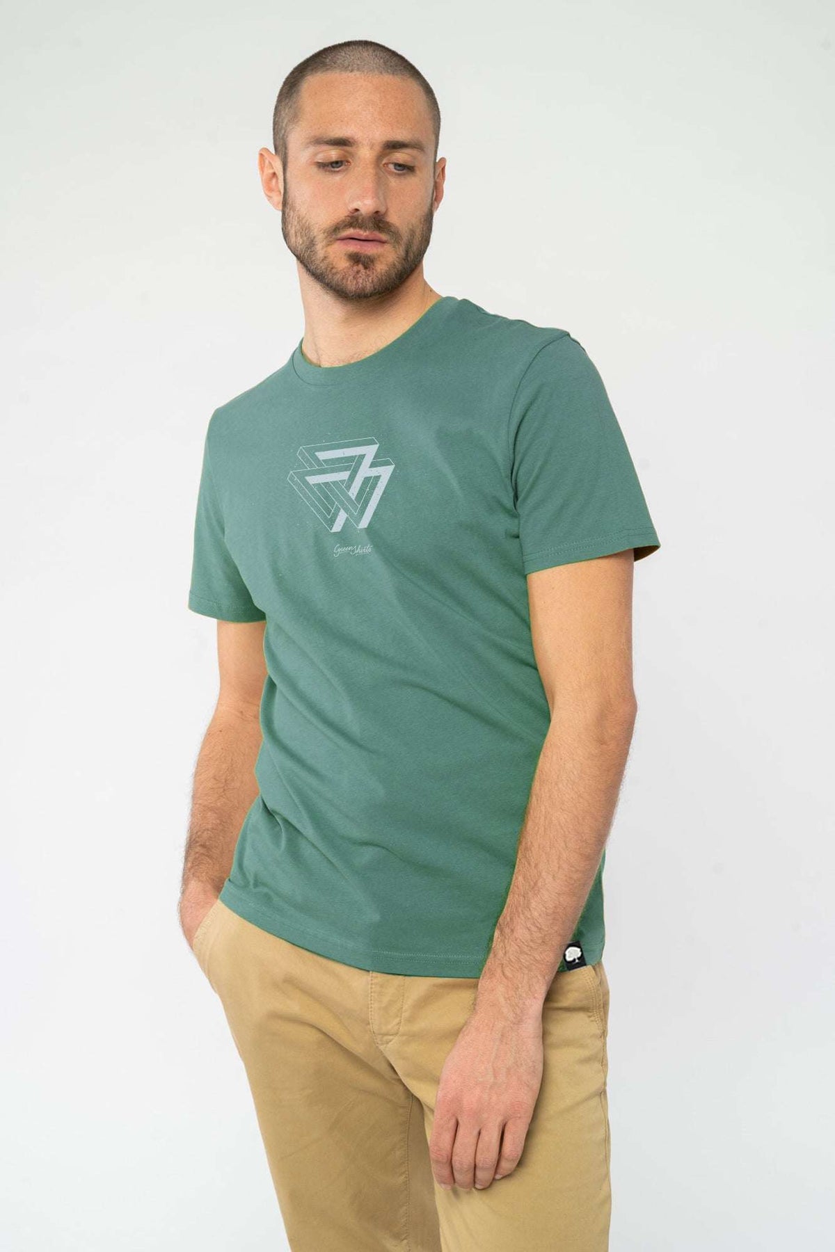 M-STTU169-T-Shirt-aus-Bio-Baumwolle-mit-Druck-Triangle-Green-Bay-Model