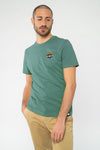 M-STTU169-T-Shirt-aus-Bio-Baumwolle-mit-Druck-Urban-Nomad-Green-Bay-Model
