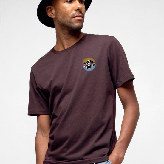 M-STTU169-T-Shirt-aus-Bio-Baumwolle-mit-Druck-Urban-Nomad-Red-Brown-Model