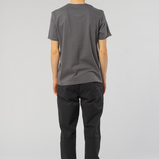 M-STTU647-T-Shirt-mit-offenem-Saum-aus-Bio-Baumwolle-Naturmode-Online-Herren-SENECA-Anthracite-Vorne1