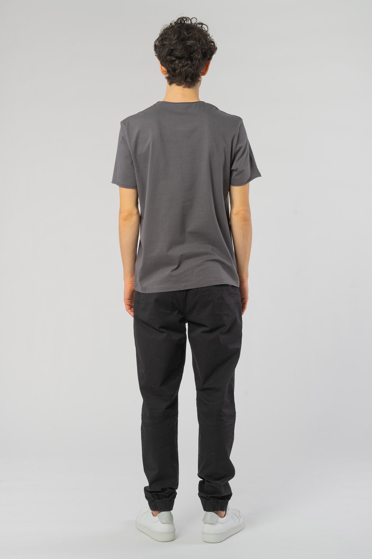 M-STTU647-T-Shirt-mit-offenem-Saum-aus-Bio-Baumwolle-Naturmode-Online-Herren-SENECA-Anthracite-Vorne1