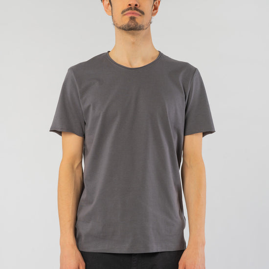 M-STTU647-T-Shirt-mit-offenem-Saum-aus-Bio-Baumwolle-Naturmode-Online-Herren-SENECA-Anthracite-Vorne2