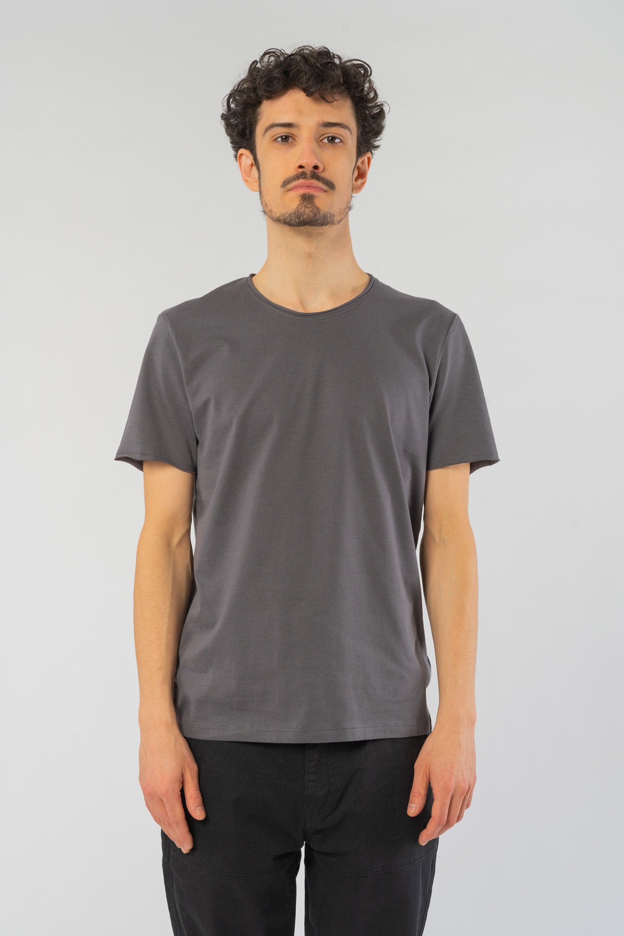 M-STTU647-T-Shirt-mit-offenem-Saum-aus-Bio-Baumwolle-Naturmode-Online-Herren-SENECA-Anthracite-Vorne2