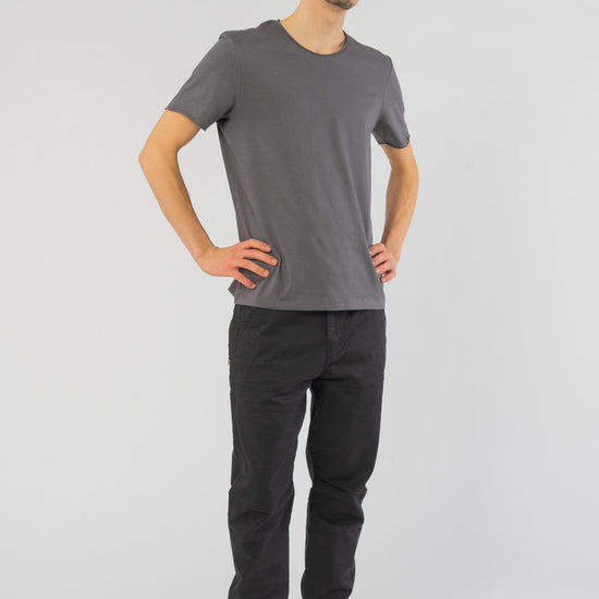 M-STTU647-T-Shirt-mit-offenem-Saum-aus-Bio-Baumwolle-Naturmode-Online-Herren-SENECA-Anthracite-Vorne4
