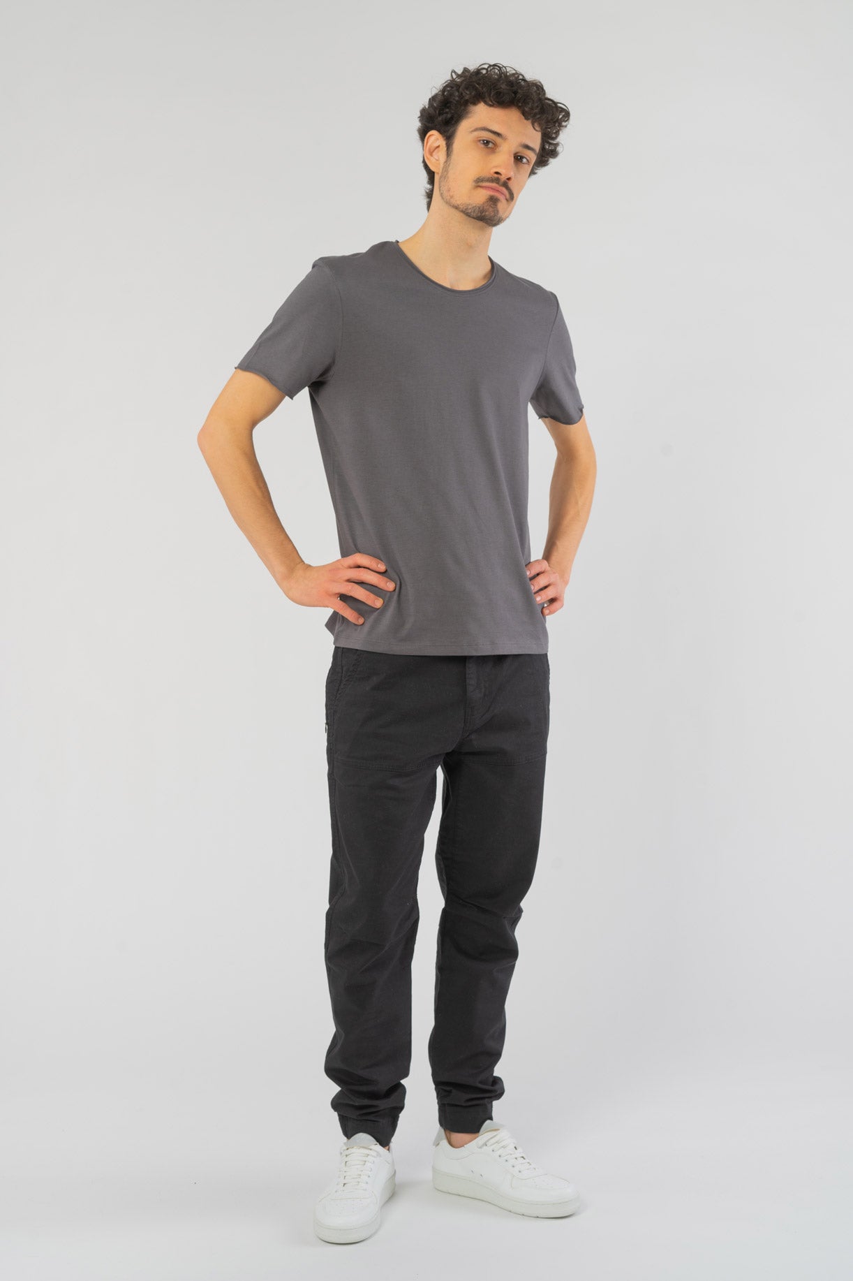 M-STTU647-T-Shirt-mit-offenem-Saum-aus-Bio-Baumwolle-Naturmode-Online-Herren-SENECA-Anthracite-Vorne4