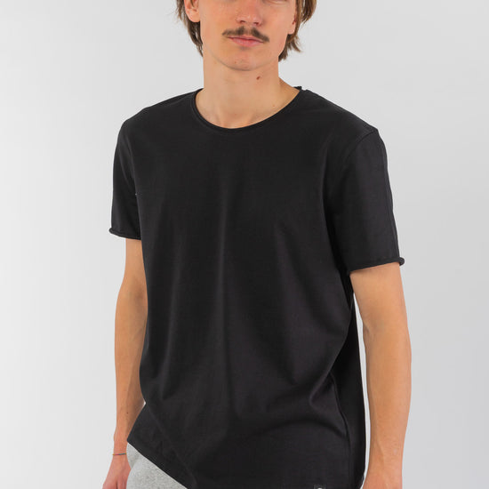 M-STTU647-T-Shirt-mit-offenem-Saum-aus-Bio-Baumwolle-Naturmode-Online-Herren-SENECA-Black-Vorne4