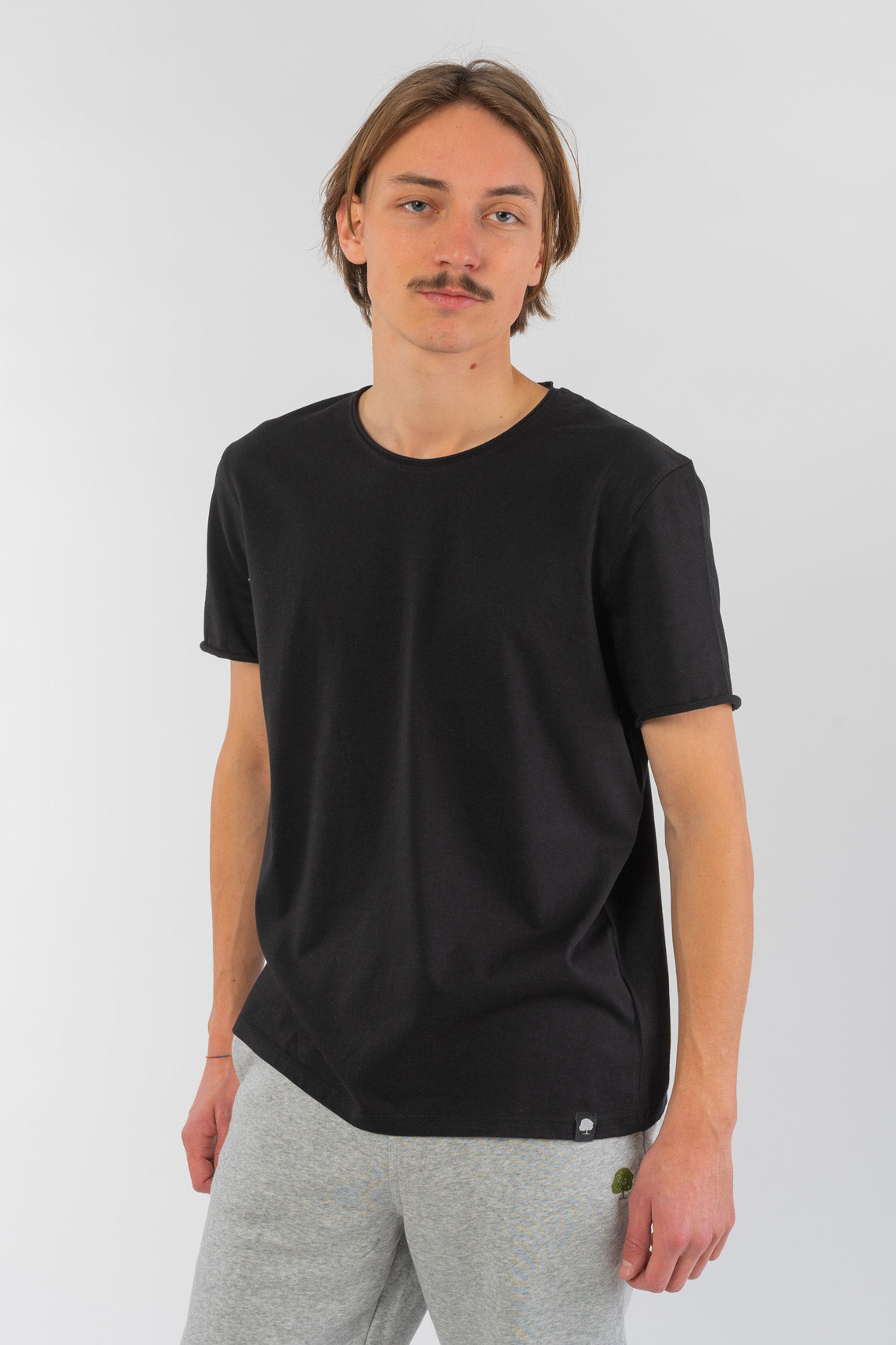 M-STTU647-T-Shirt-mit-offenem-Saum-aus-Bio-Baumwolle-Naturmode-Online-Herren-SENECA-Black-Vorne4
