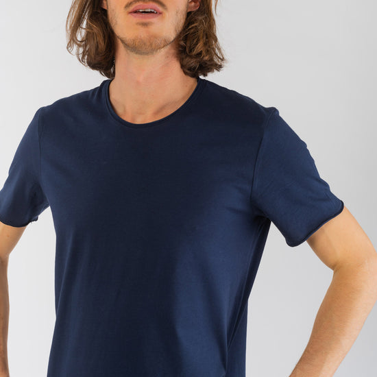 M-STTU647-T-Shirt-mit-offenem-Saum-aus-Bio-Baumwolle-Naturmode-Online-Herren-SENECA-French-Navy-Vorne3