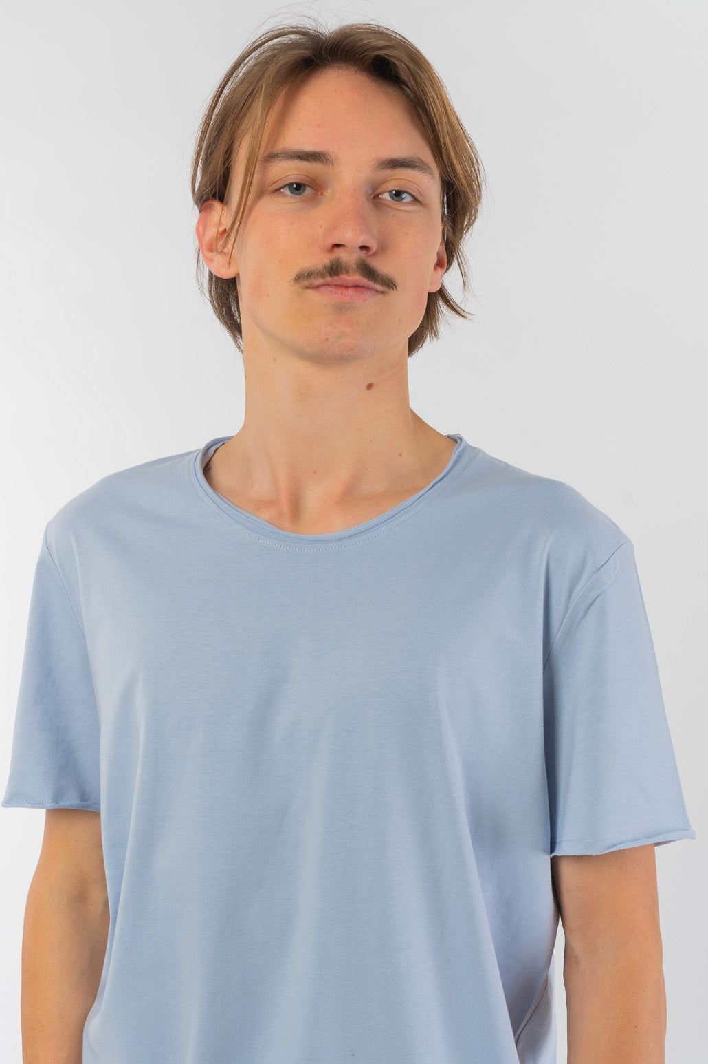M-STTU647-T-Shirt-mit-offenem-Saum-aus-Bio-Baumwolle-Naturmode-Online-Herren-SENECA-Serene-Blue-Vorne4