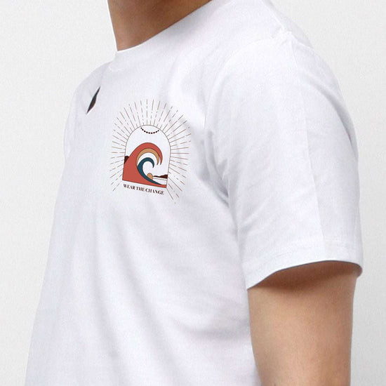Weißes Herren-T-Shirt mit Wellen-Logo auf der Brust, Nahansicht