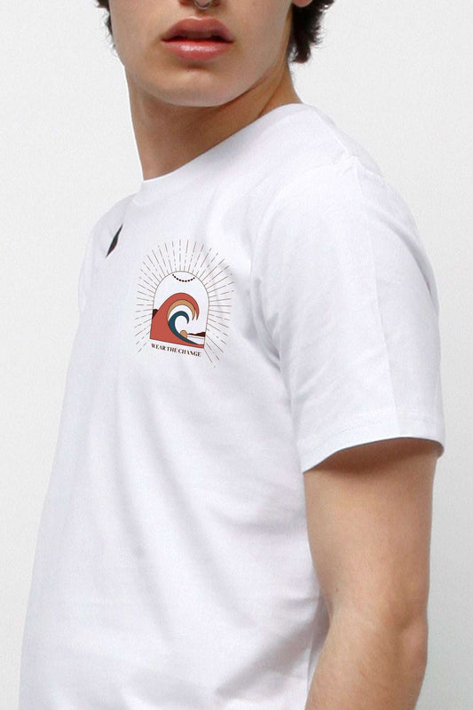 Weißes Herren-T-Shirt mit Wellen-Logo auf der Brust, Nahansicht