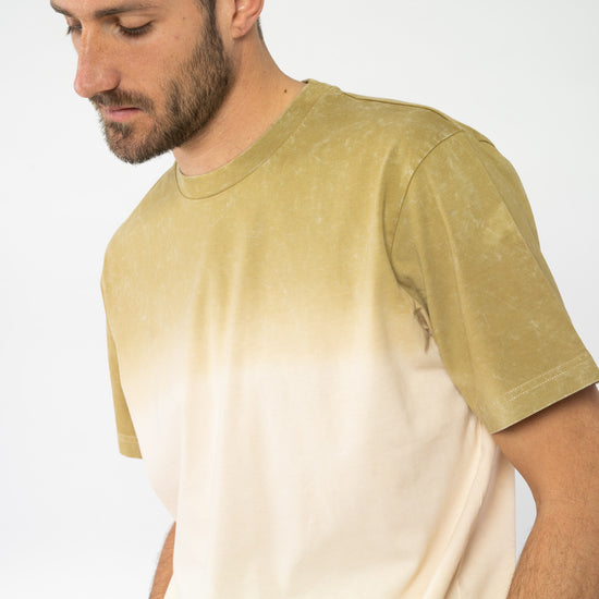 M-STTU759-Tie-Dye-T-Shirt-Maenner-Olive-Oil-Detail
