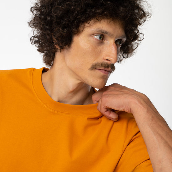 M-STTU788-Relaxed-Fit-Heavy-Weight-T-Shirt-aus-Bio-Baumwolle-Fair-Trade-Klamotten-CYNARI-Day-Fall-Detail