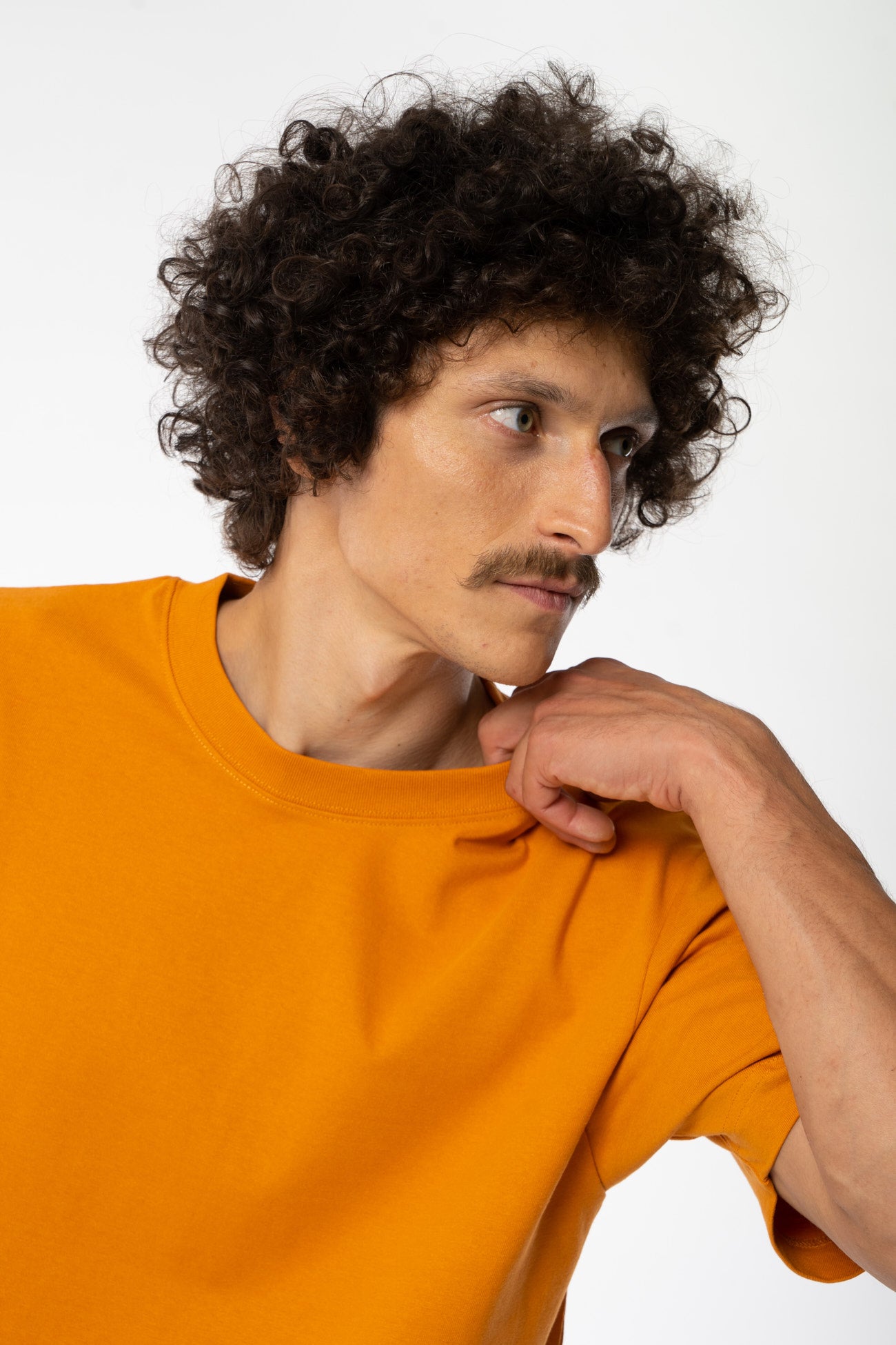 M-STTU788-Relaxed-Fit-Heavy-Weight-T-Shirt-aus-Bio-Baumwolle-Fair-Trade-Klamotten-CYNARI-Day-Fall-Detail
