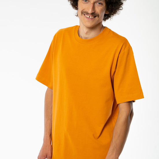 M-STTU788-Relaxed-Fit-Heavy-Weight-T-Shirt-aus-Bio-Baumwolle-Fair-Trade-Klamotten-CYNARI-Day-Fall-Vorne3