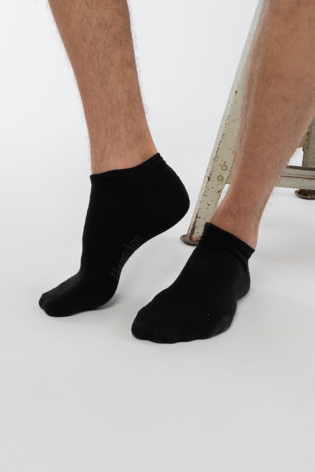 M-Sneaker-Socken-aus-Bio-Baumwolle-Hanf-Faire-Kleidung-Black-Vorne