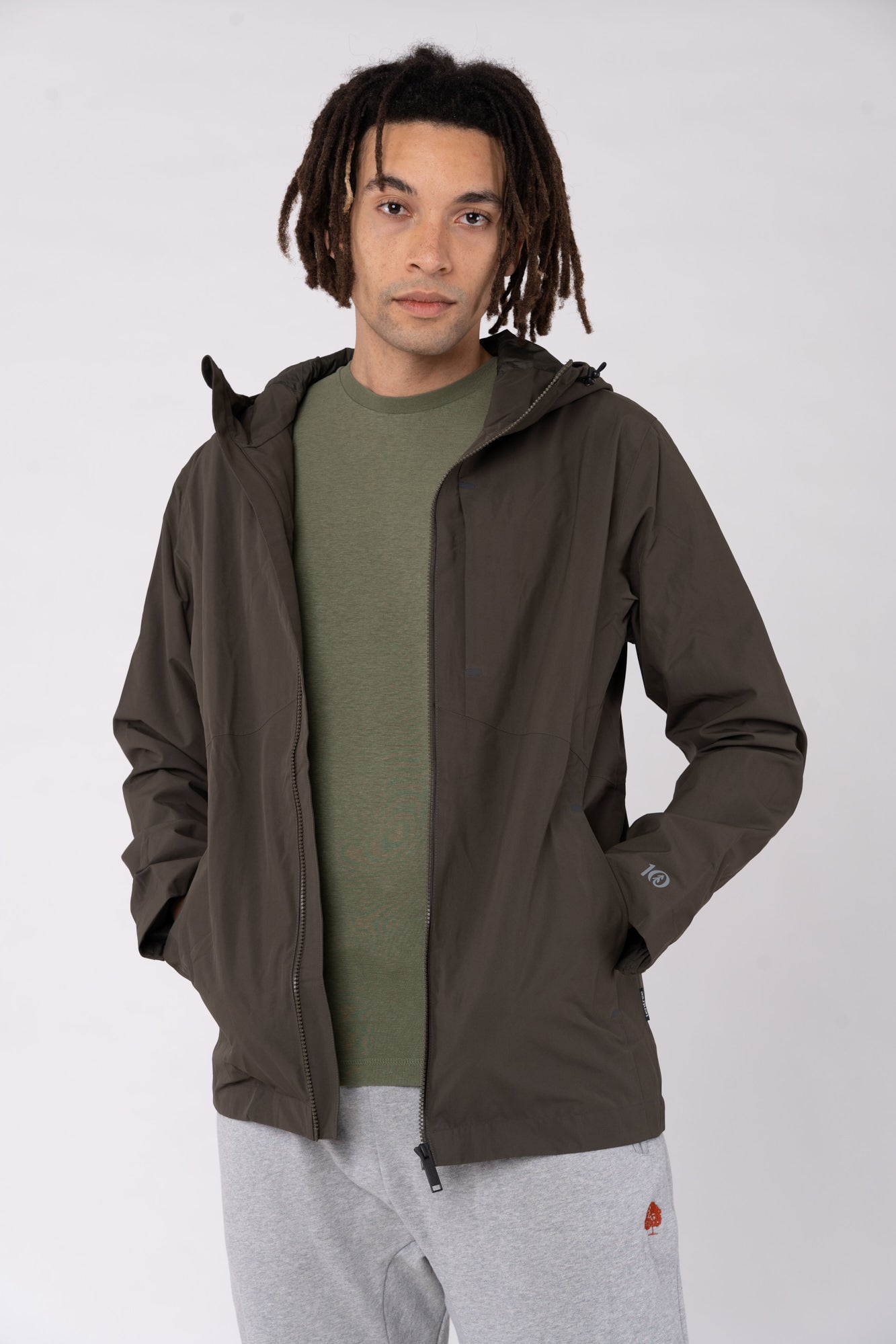 M-TCM3538-NIMBUS-Regenjacke-aus-Recyceltem-Polyester-Fair-Trade-T-Shirt-XENUX-Black-Olive-Green-Vorne21