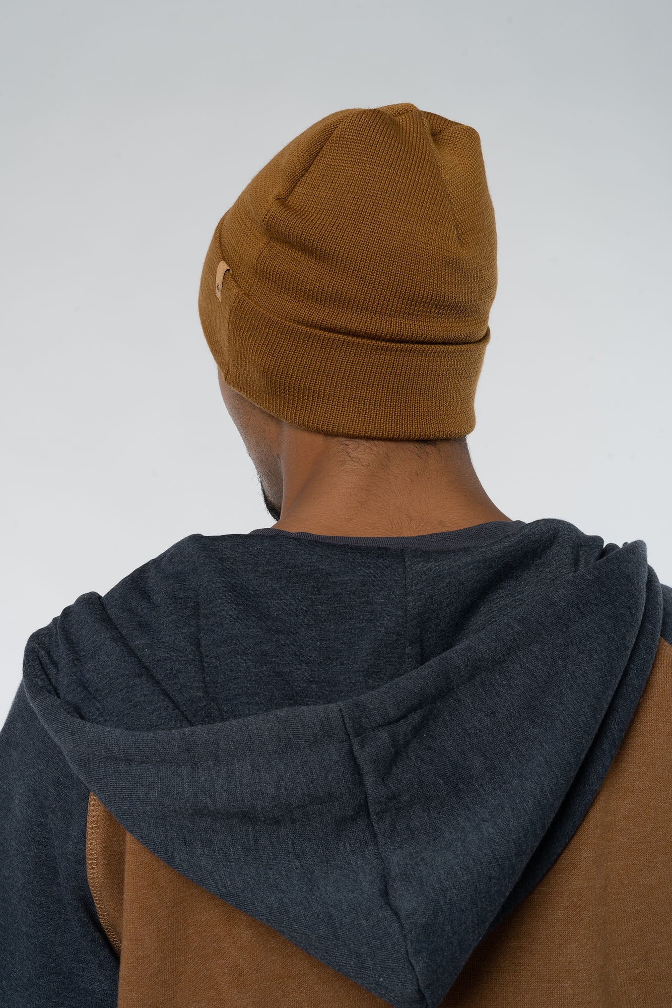 M-Zip-Hoodie-aus-Bio-Baumwolle-recyceltem-Polyester-Mode-Online-Shop-Rubber-Brown-Heather-Dark-Ocean-Blue-Heather-Detail-Hinten