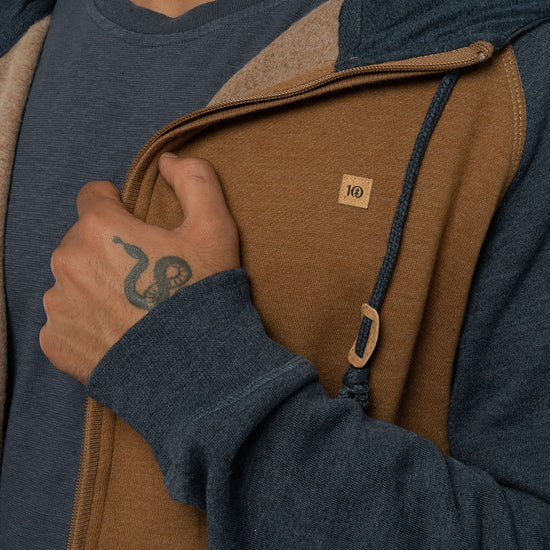 M-Zip-Hoodie-aus-Bio-Baumwolle-recyceltem-Polyester-Mode-Online-Shop-Rubber-Brown-Heather-Dark-Ocean-Blue-Heather-Detail