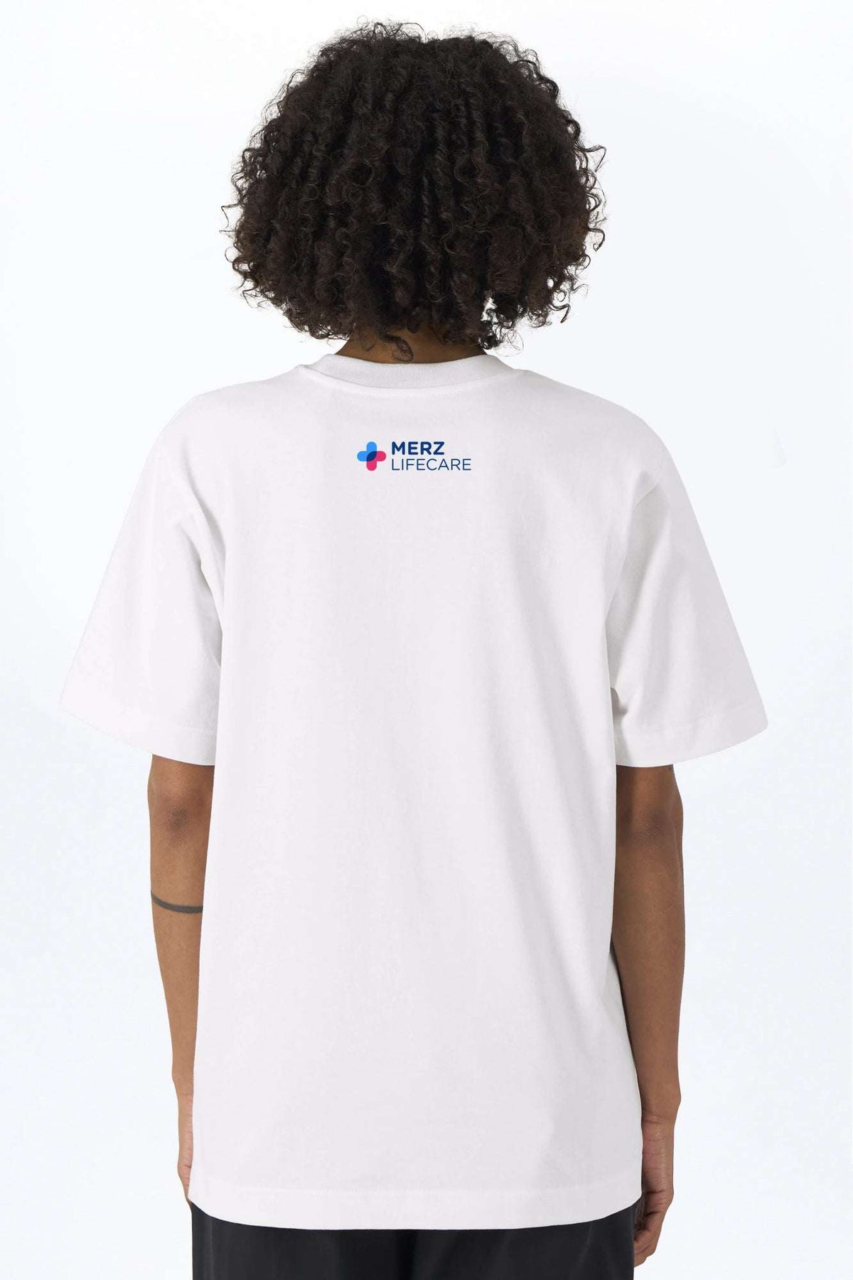 Weißes Heavy-T-Shirt, Rückansicht mit MERZ LIFECare Logo-Print