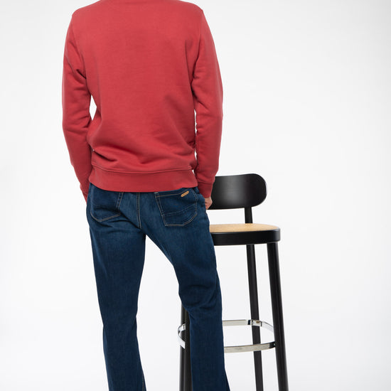 STSU823-sweater-fuer-maenner-crew-neck-bio-Red-Earth-Hinten