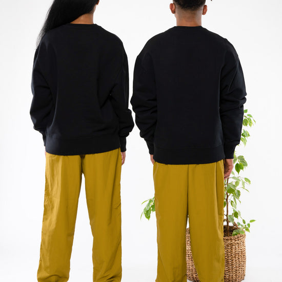 STSU857-boxy-sweatshirt-aus-bio-baumwolle-fair-produzierte-mode-unisex-Black-Hinten