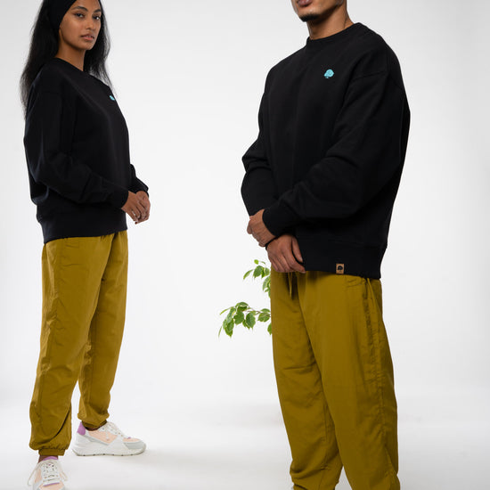 STSU857-boxy-sweatshirt-aus-bio-baumwolle-fair-produzierte-mode-unisex-Black-Seite