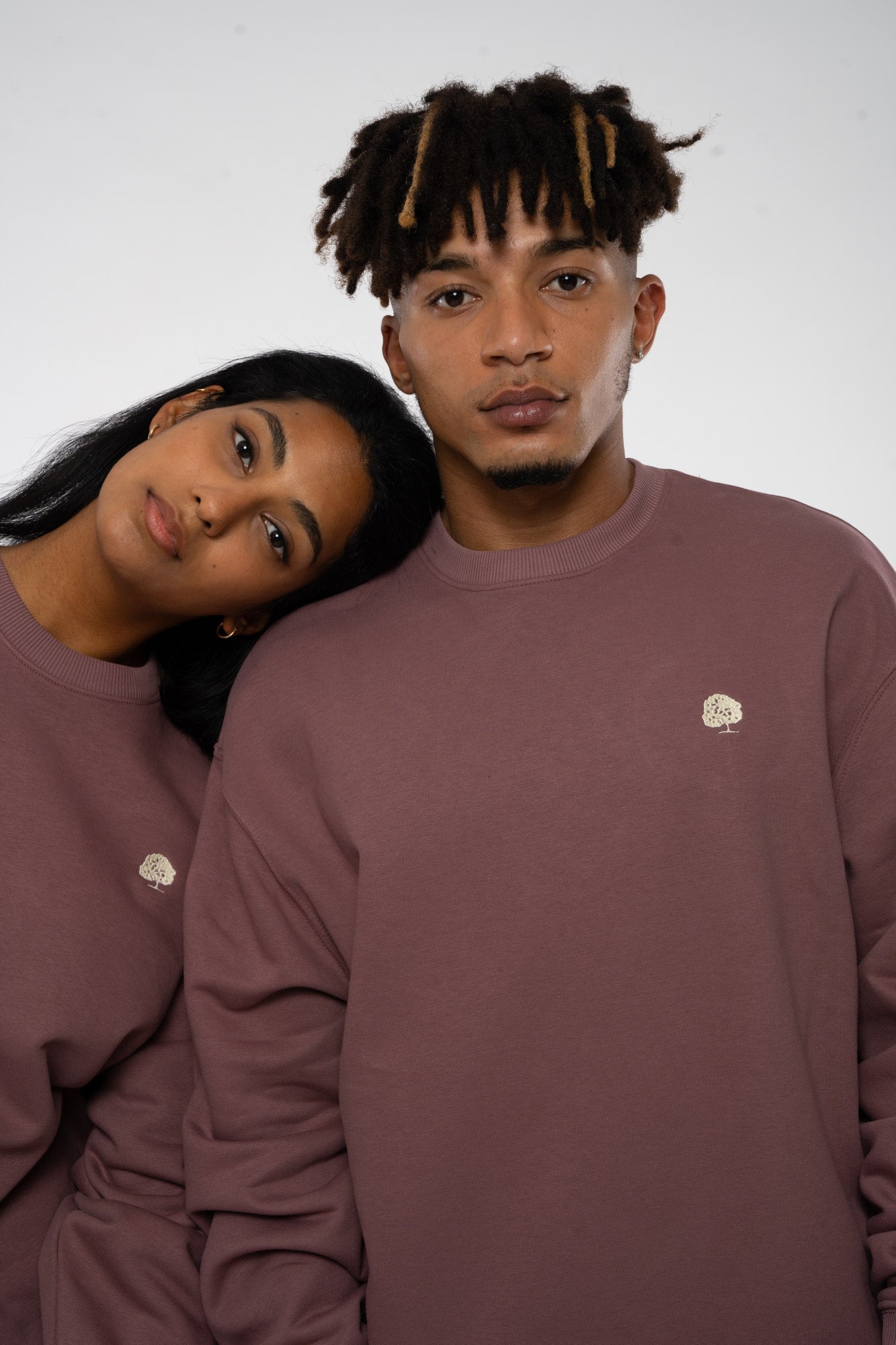 STSU857-boxy-sweatshirt-aus-bio-baumwolle-fair-produzierte-mode-unisex-Kaffa-Coffee-front