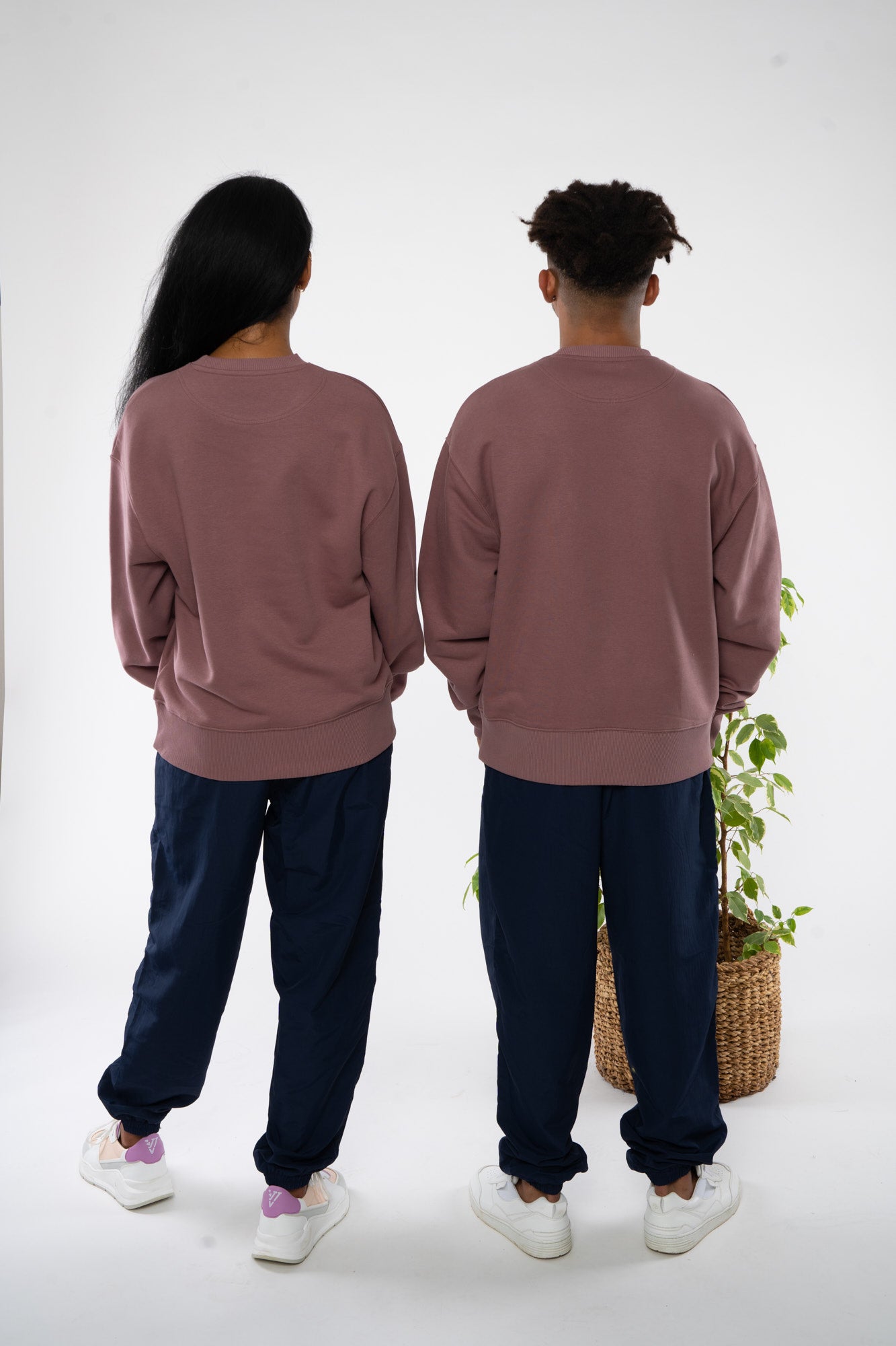 STSU857-boxy-sweatshirt-aus-bio-baumwolle-fair-produzierte-mode-unisex-Kaffa-Coffee-hinten