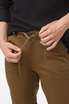 TCM2314-uniform-green-twill-everywhere-jogger-aus-bio-baumwolle-fair-produzierte-mode-herren-detail-front