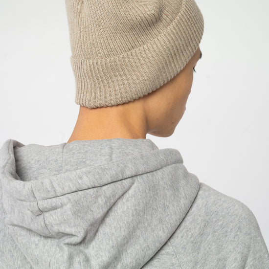 U-STAU771-Fisherman-Beanie-aus-Bio-Baumwolle-Fair-Produzierte-Kleidung-Unisex-MAREKKA-Heather-Sand-Hinten