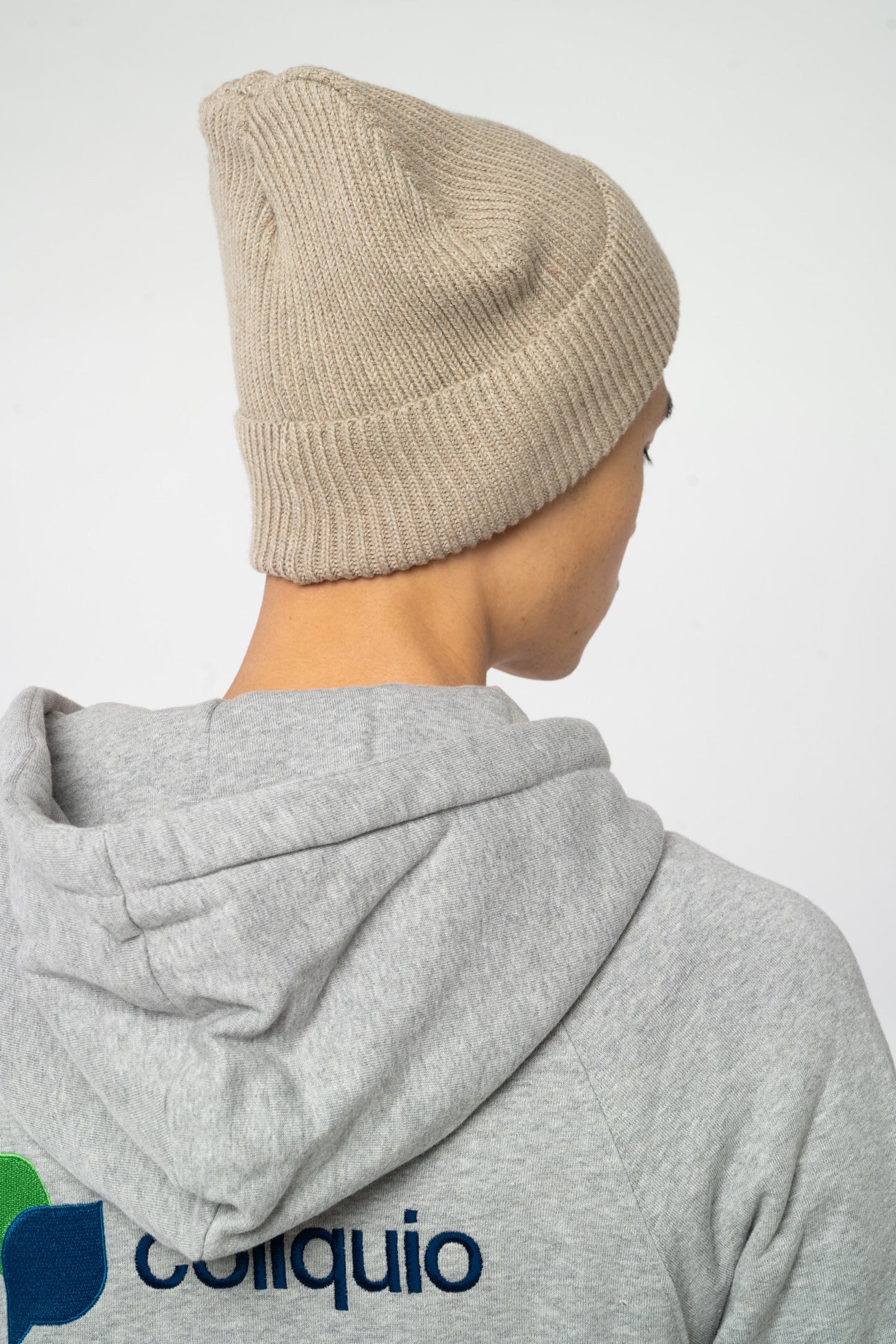 U-STAU771-Fisherman-Beanie-aus-Bio-Baumwolle-Fair-Produzierte-Kleidung-Unisex-MAREKKA-Heather-Sand-Hinten