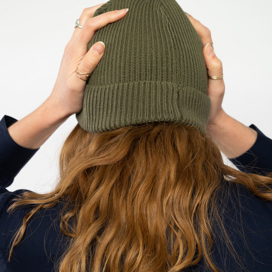 U-STAU771-Fisherman-Beanie-aus-Bio-Baumwolle-Fair-Produzierte-Kleidung-Unisex-MAREKKA-Khaki-Hinten