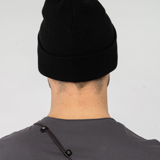 U-STAU772-Rib-Beanie-aus-Bio-Baumwolle-Recyceltes-Polyester-Organic-Kleidung-Unisex-VOYES-Black-Hinten